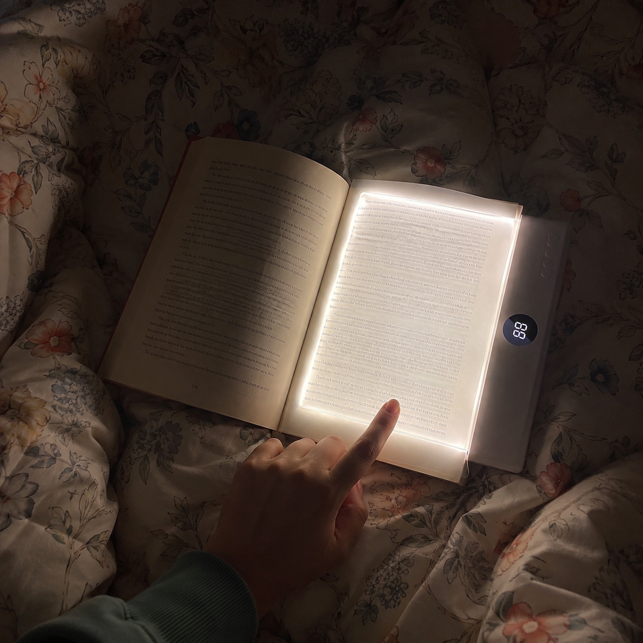 Customer using the Ambrée Booklight